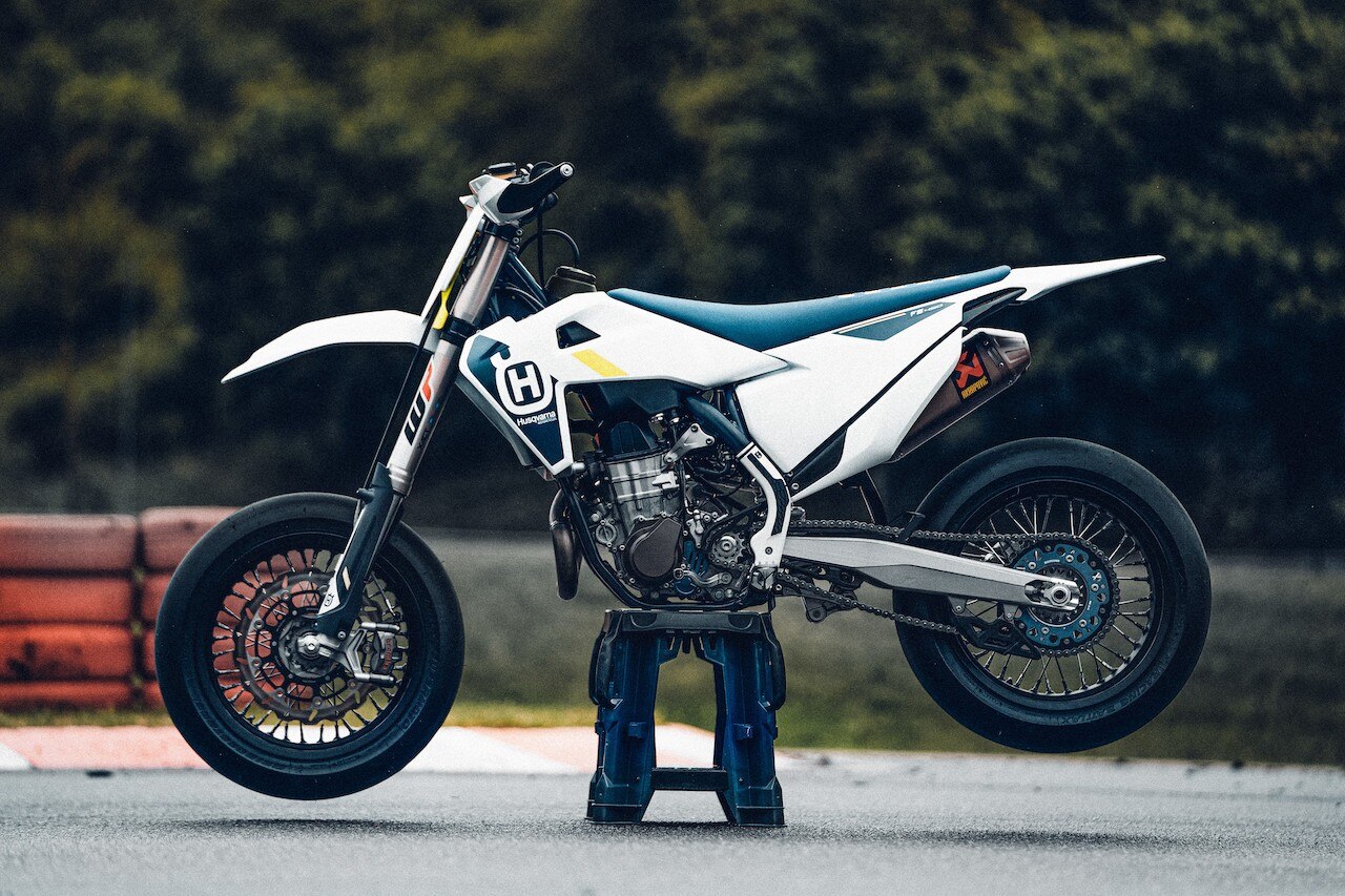 Husqvarna FS 450 2022, built for competition